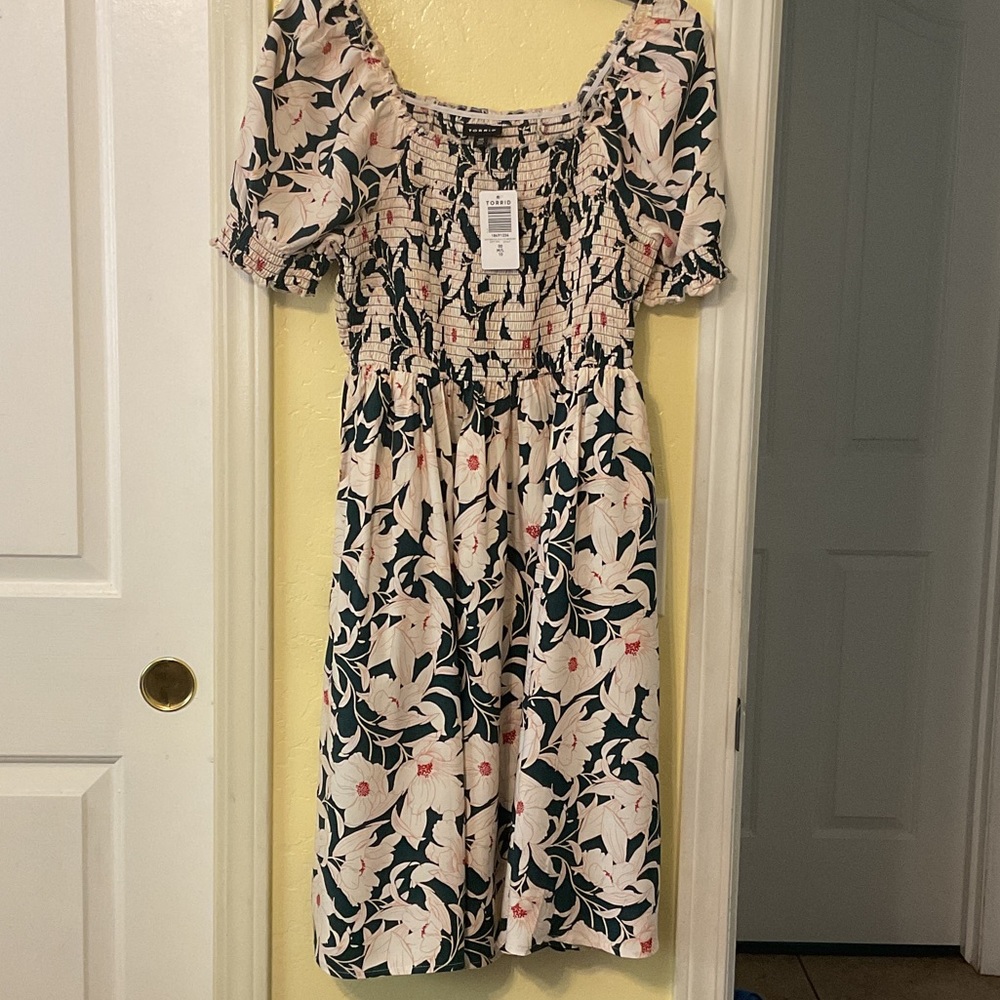 Torrid Green and Cream Leaf Print Midi Dress. Size 00